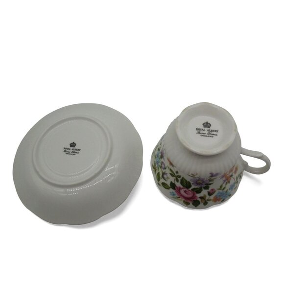 ROYAL ALBERT Floral Teacup & Saucer Set Bone China Gold Trim England Vintage - Picture 9 of 10